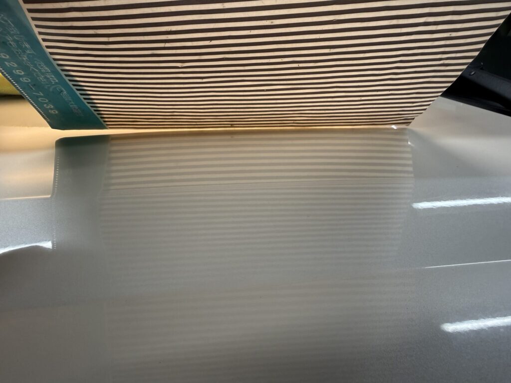 キャデラックエスカレードのボンネットのヘコミをデントリペア