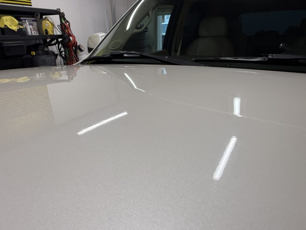 キャデラックエスカレードのボンネットのヘコミをデントリペア