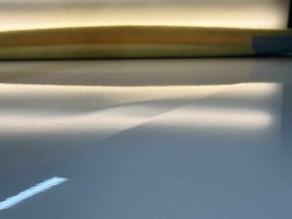 キャデラックエスカレードのボンネットのヘコミをデントリペア