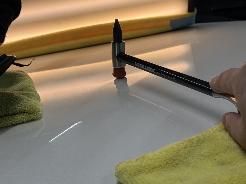 キャデラックエスカレードのボンネットのヘコミをデントリペア