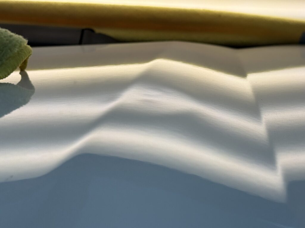 キャデラックエスカレードのボンネットのヘコミをデントリペア