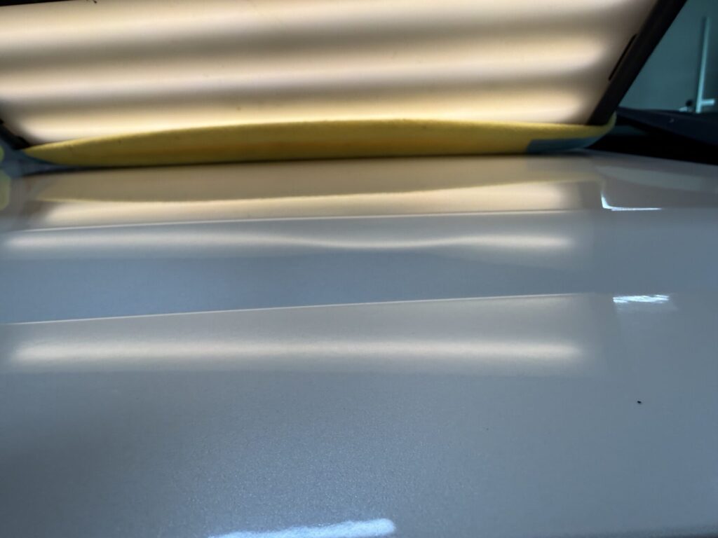 キャデラックエスカレードのボンネットのヘコミをデントリペア