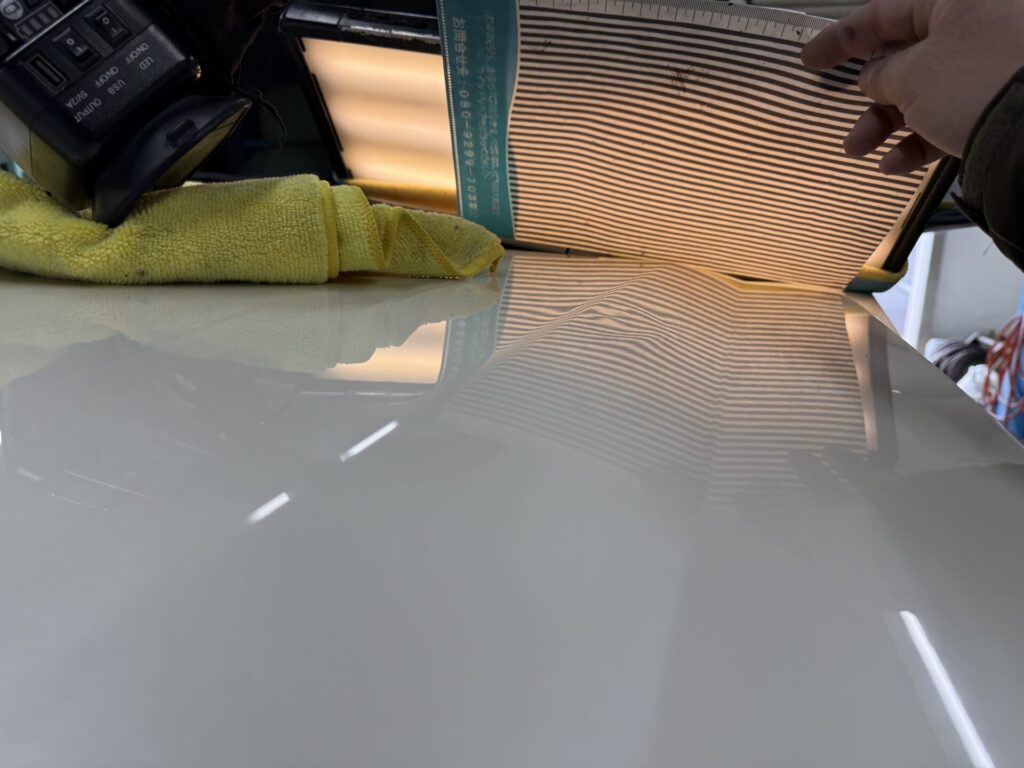 キャデラックエスカレードのボンネットのヘコミをデントリペア