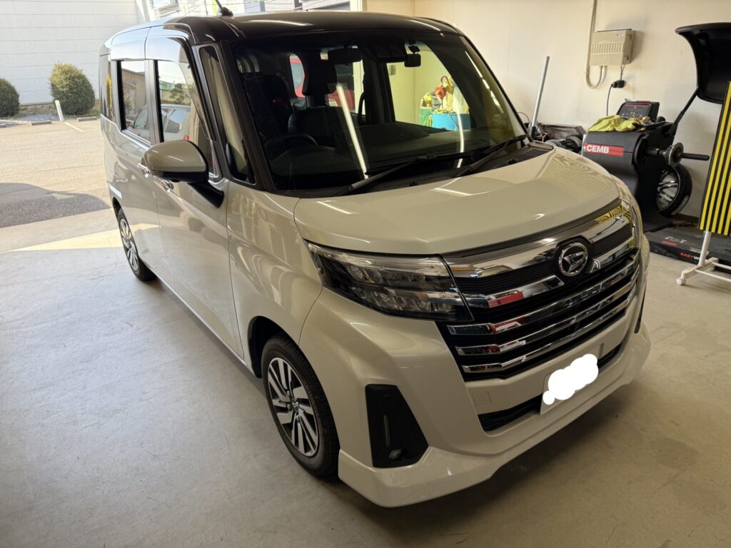 ダイハツトールのフロントガラスをウインドリペア