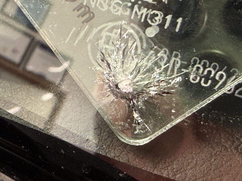 ダイハツトールのフロントガラスをウインドリペア