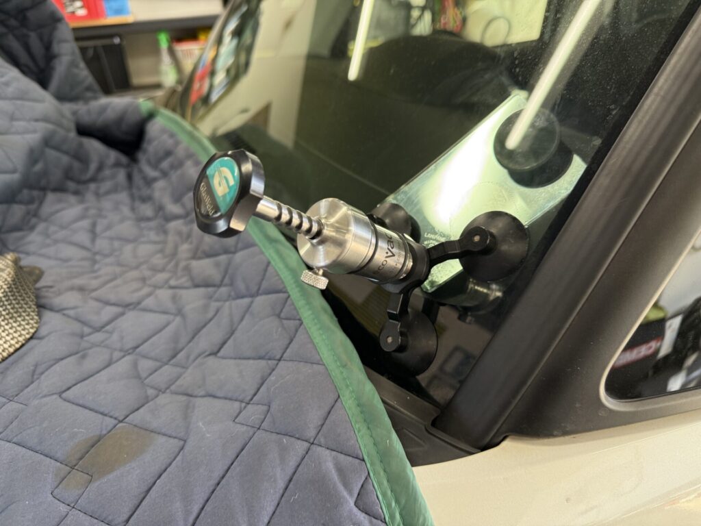 ダイハツトールのフロントガラスをウインドリペア