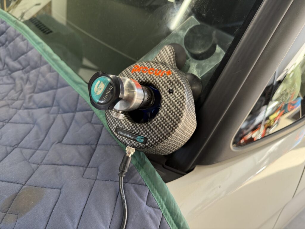 ダイハツトールのフロントガラスをウインドリペア