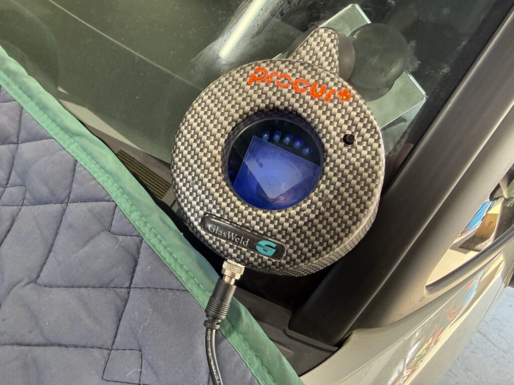 ダイハツトールのフロントガラスをウインドリペア