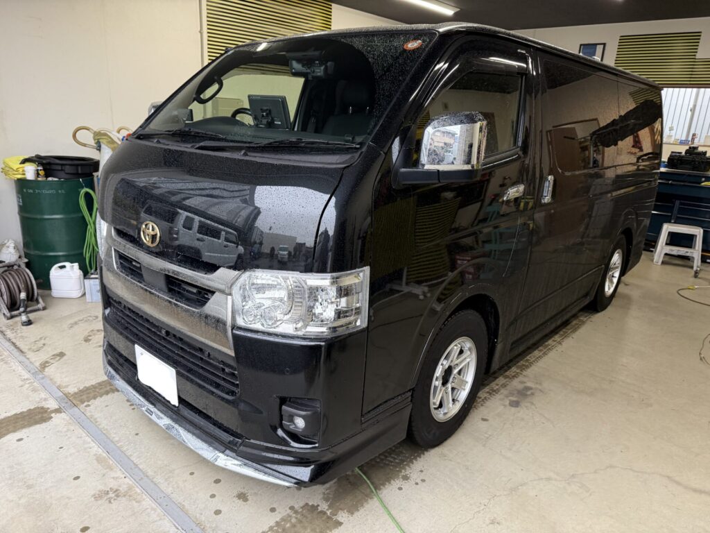 ハイエースのDピラーのヘコミをデントリペア