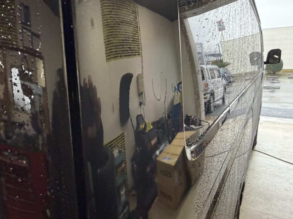 ハイエースのDピラーのヘコミをデントリペア