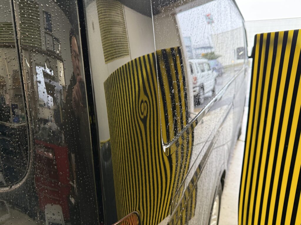 ハイエースのDピラーのヘコミをデントリペア