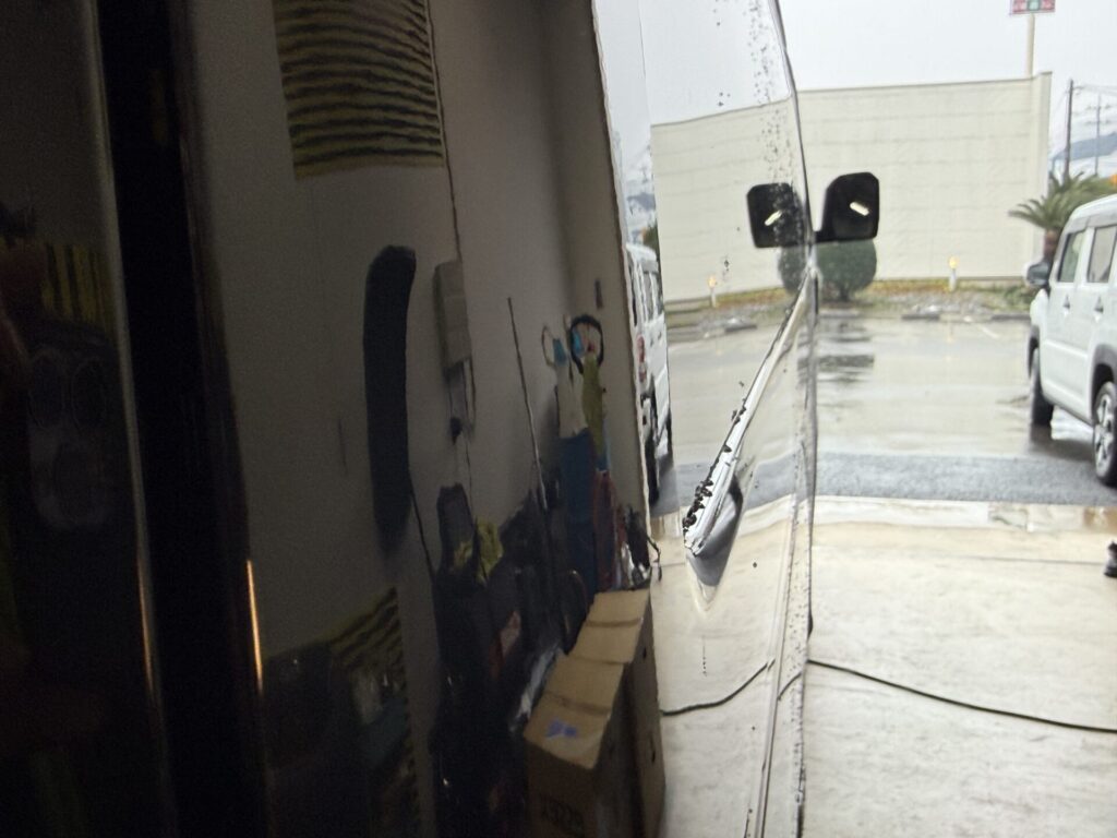 ハイエースのDピラーのヘコミをデントリペア