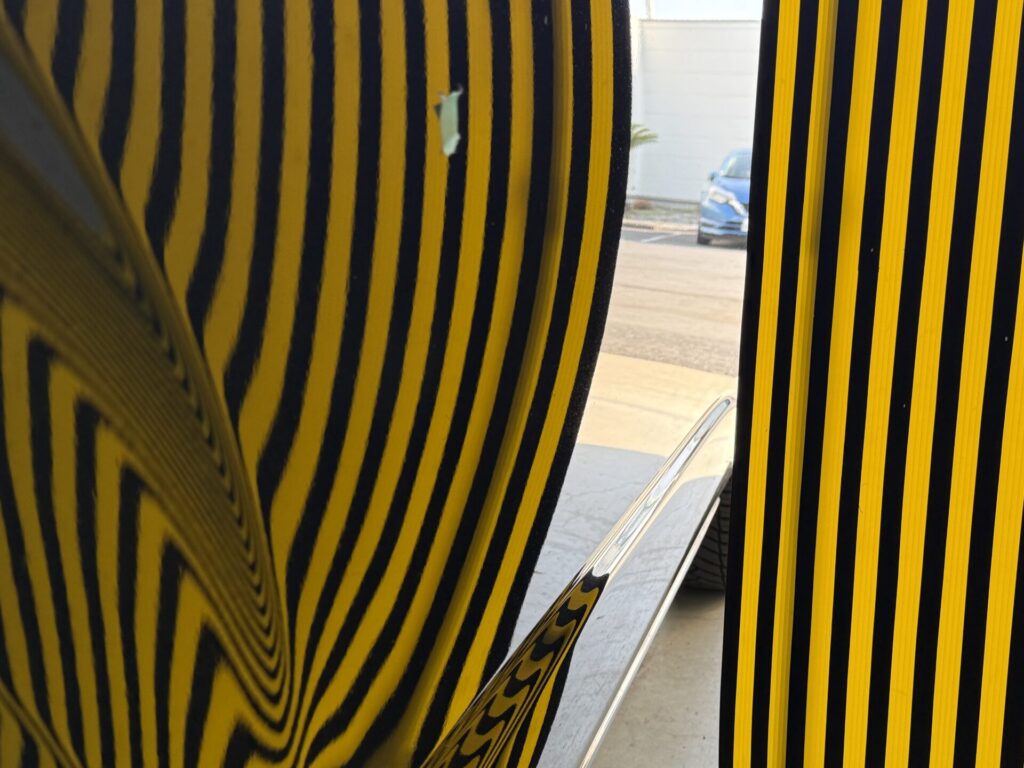 ハイエースのクオーターパネルのヘコミをデントリペア