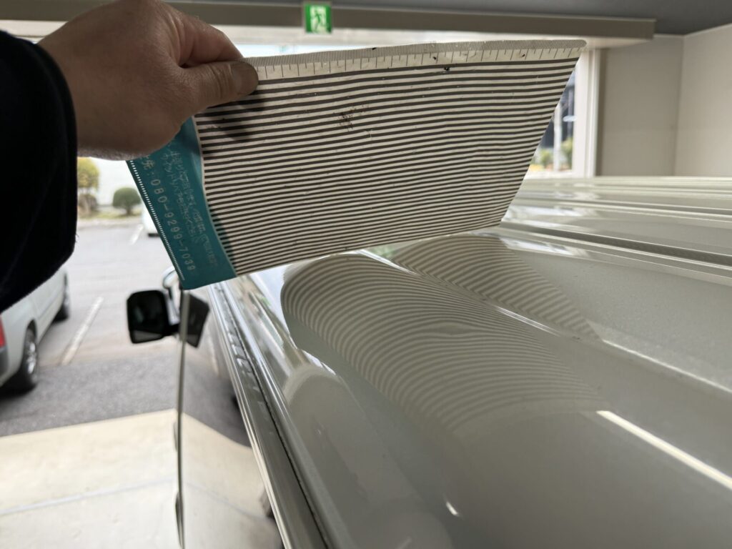 ハイエースのルーフサイドのヘコミをデントリペア