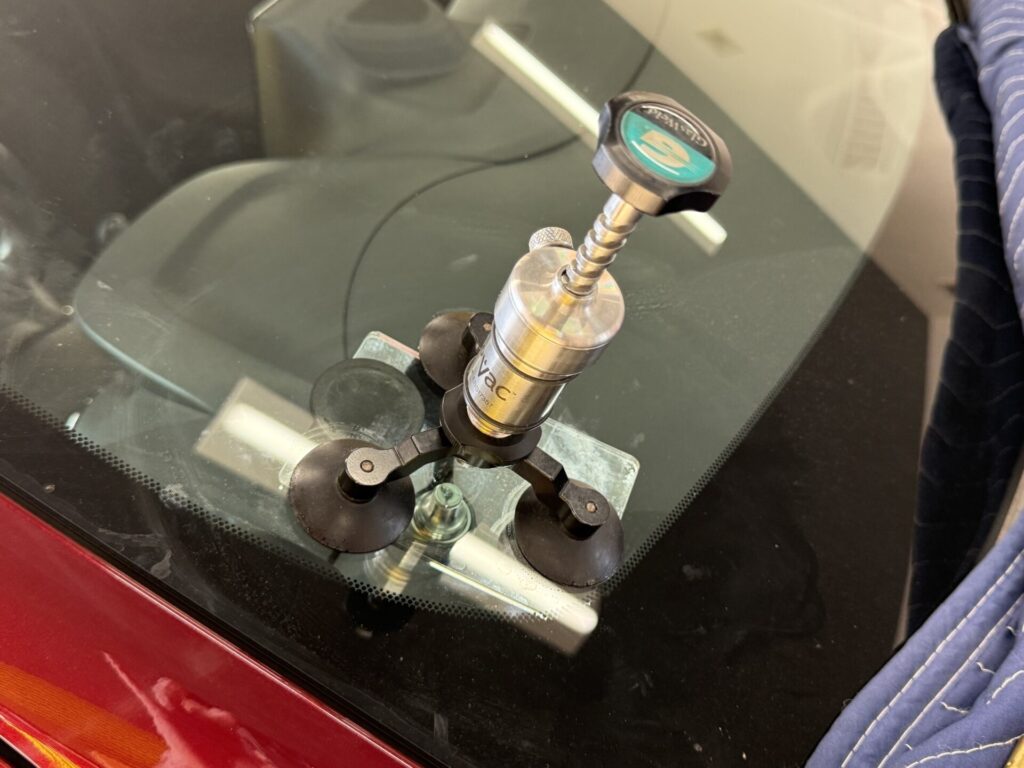 ヤリスのフロントガラスのヒビをウインドリペア