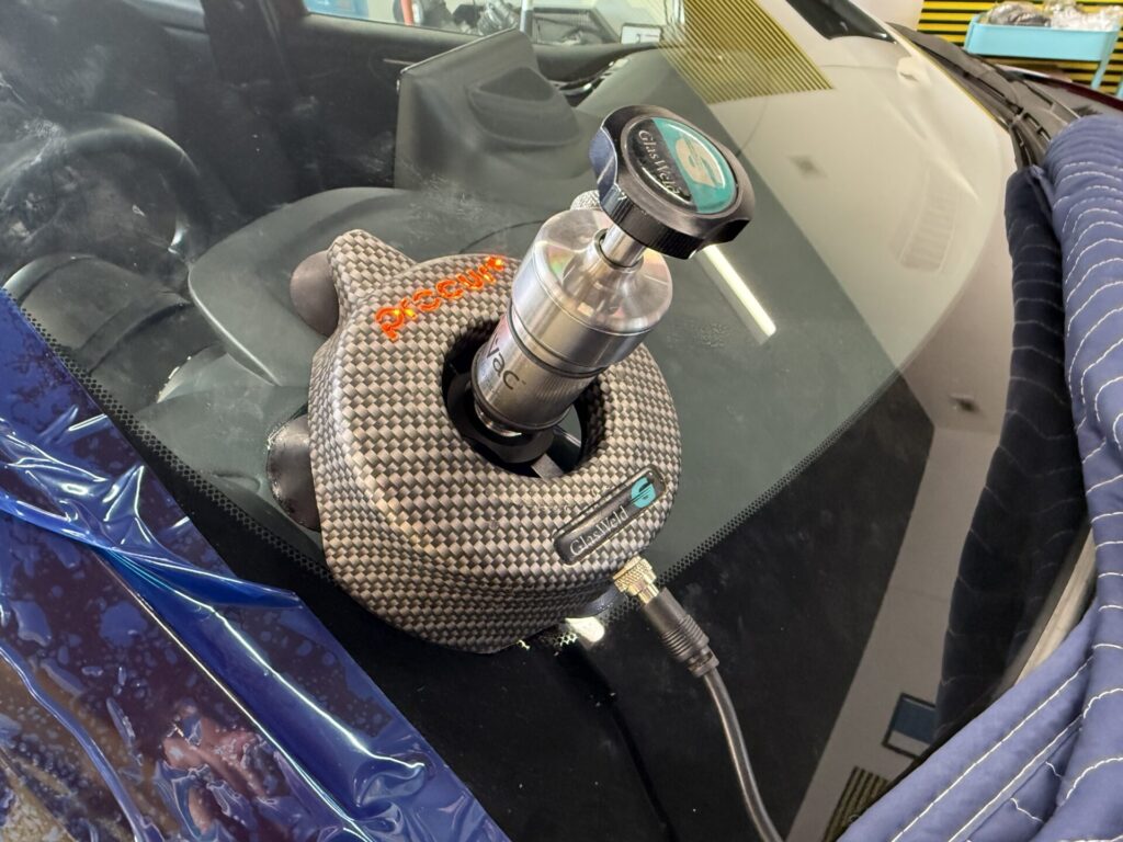 ヤリスのフロントガラスのヒビをウインドリペア