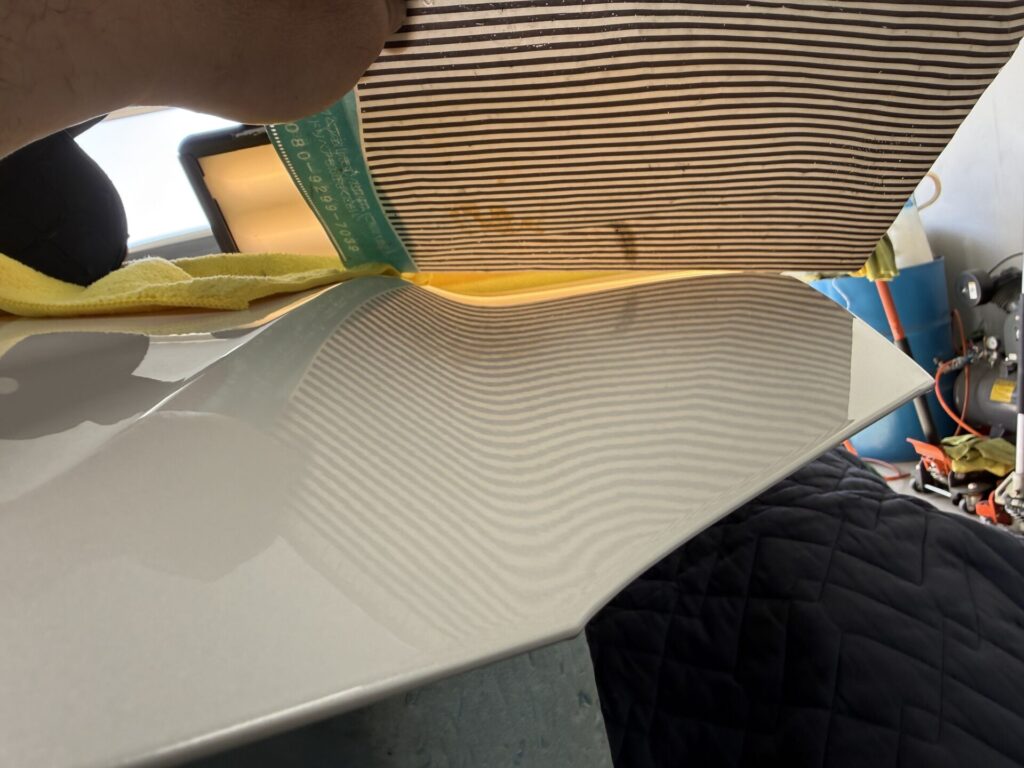 クラウンスポーツのボンネットのヘコミをデントリペア