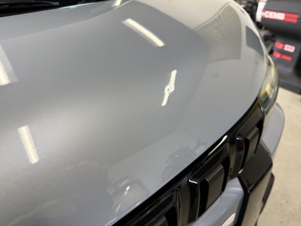 デリカミニのボンネットのヘコミをデントリペア