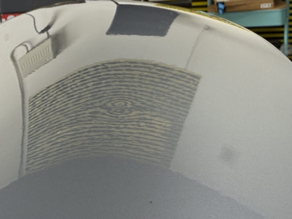 デリカミニのボンネットのヘコミをデントリペア