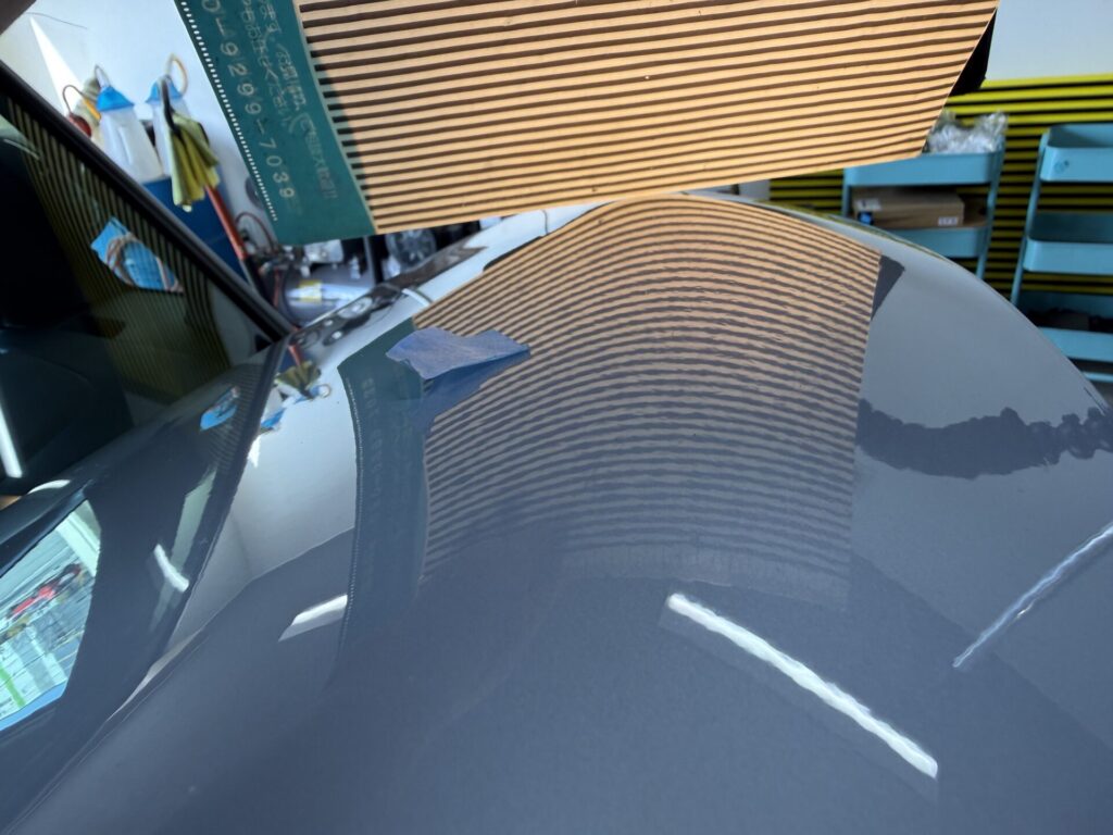 デリカミニのボンネットのヘコミをデントリペア