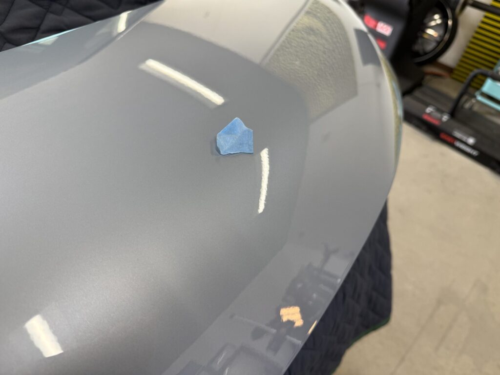 デリカミニのボンネットのヘコミをデントリペア