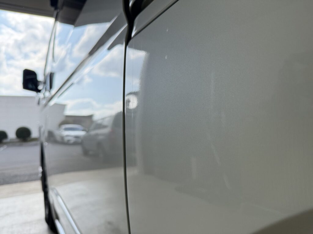 ハイエースのクオータのヘコミをデントリペア