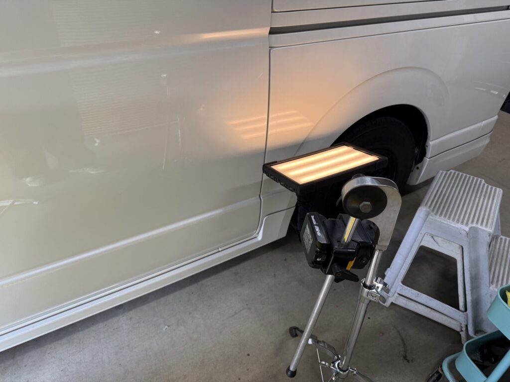 ハイエースのクオータのヘコミをデントリペア