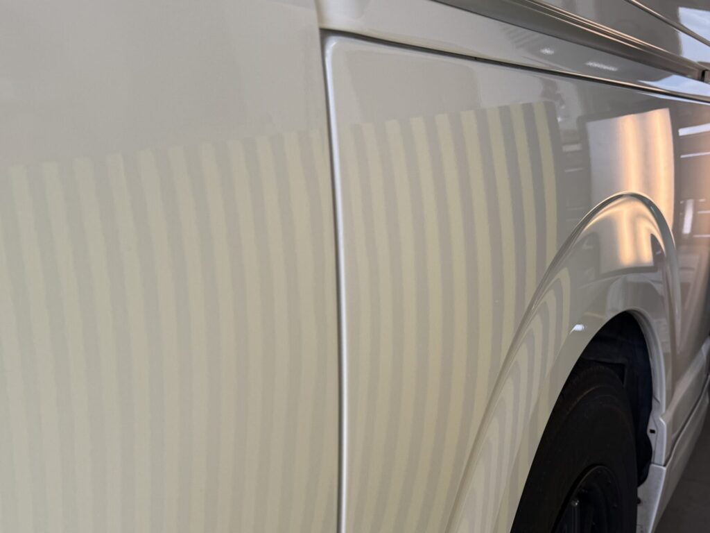 ハイエースのクオータのヘコミをデントリペア