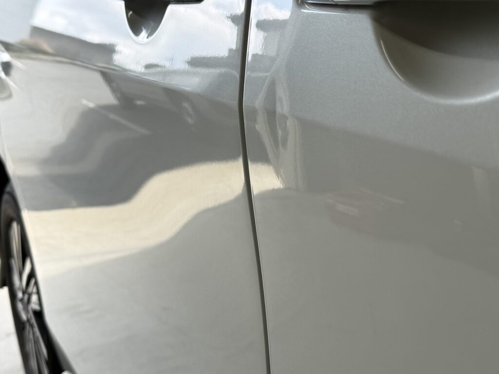 日産セレナの運転席ドアのヘコミをデントリペア
