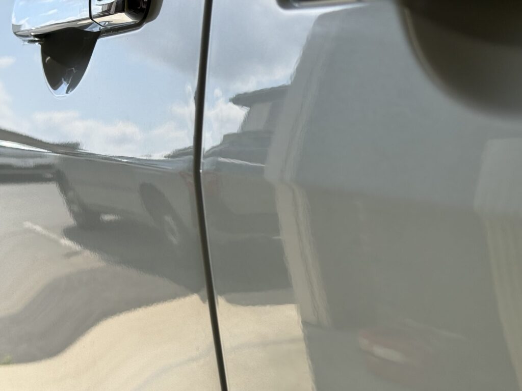 日産セレナの運転席ドアのヘコミをデントリペア