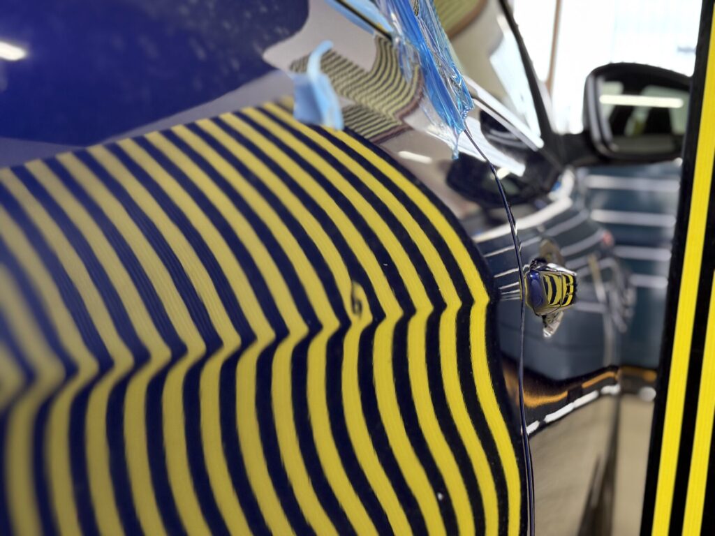 プジョー308運転席ドアのヘコミをデントリペア