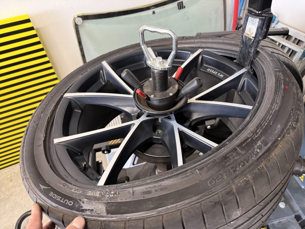 30アルファードの持込タイヤ交換245/40ZR20