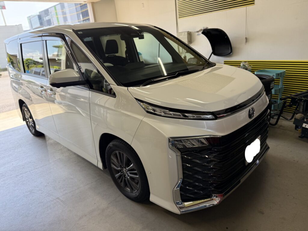 ヴォクシー運転席ドアのヘコミをデントリペアで修理