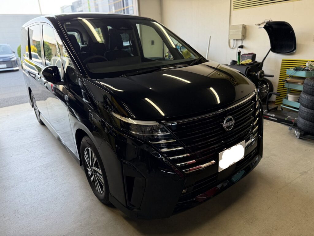 日産セレナの助手席ドアのヘコミをデントリペアで修理
