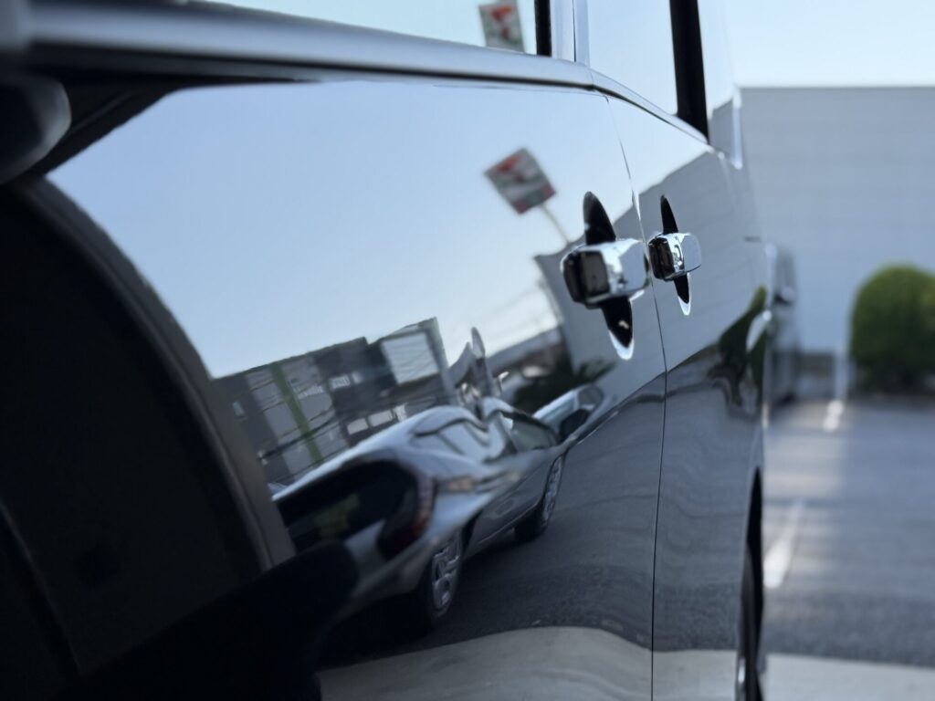日産セレナの助手席ドアのヘコミをデントリペアで修理