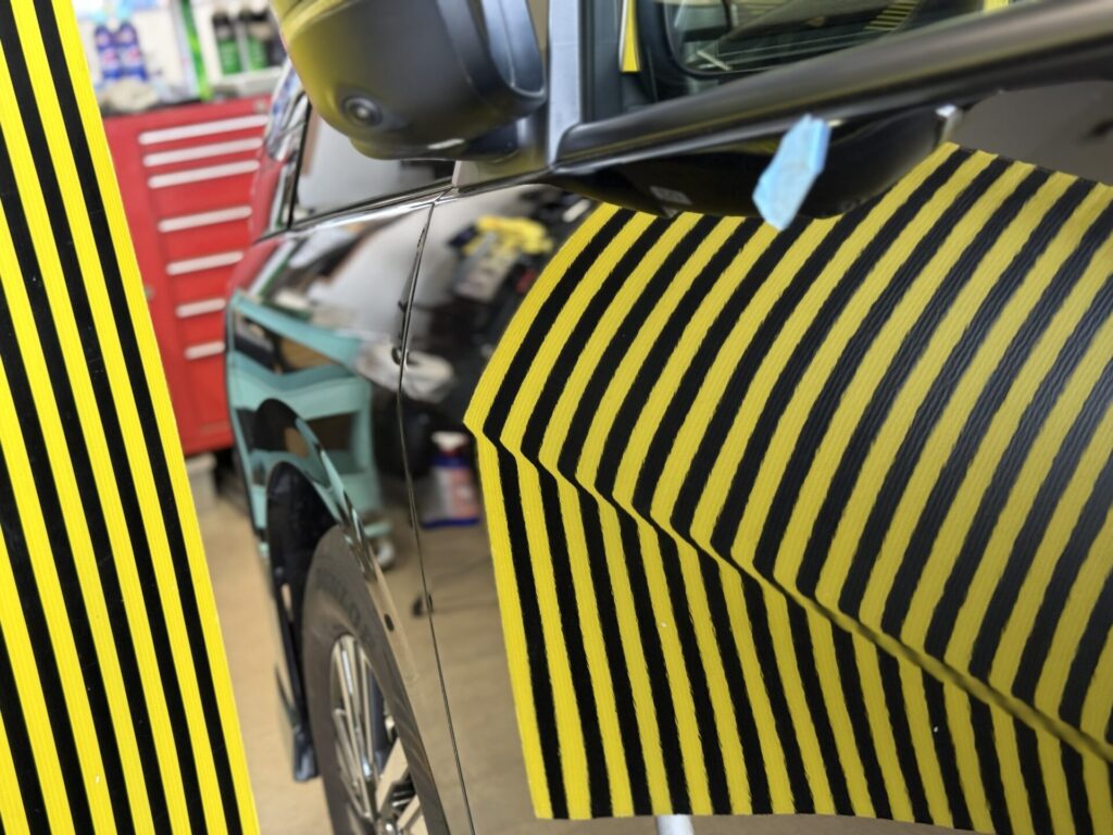 日産セレナの助手席ドアのヘコミをデントリペアで修理