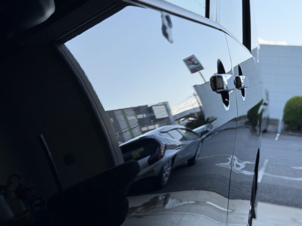 日産セレナの助手席ドアのヘコミをデントリペアで修理