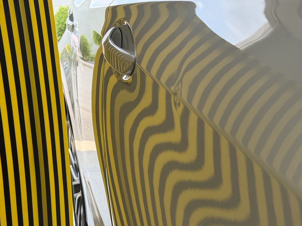 レクサスRX運転席ドアのプレスライン上に出来たドアパンチのヘコミをデントリペアで修理