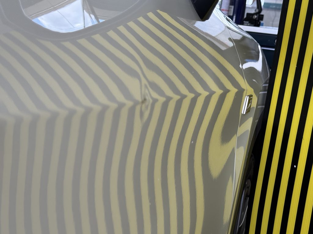 レクサスRX運転席ドアのプレスライン上に出来たドアパンチのヘコミをデントリペアで修理