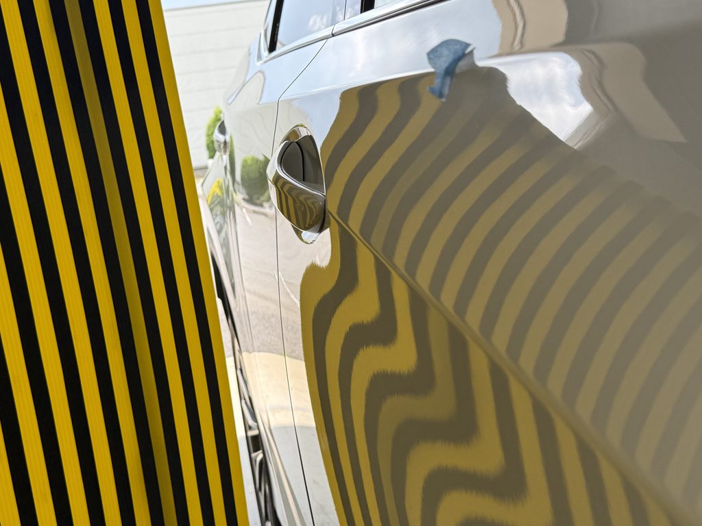 レクサスRX運転席ドアのプレスライン上に出来たドアパンチのヘコミをデントリペアで修理