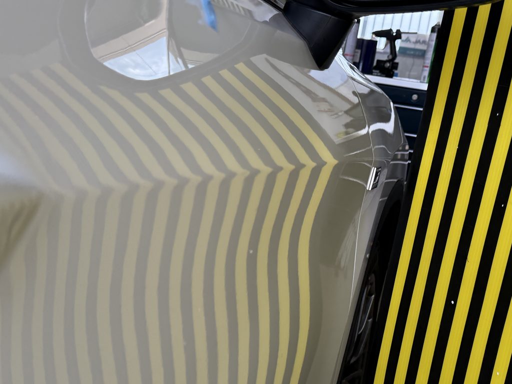 レクサスRX運転席ドアのプレスライン上に出来たドアパンチのヘコミをデントリペアで修理