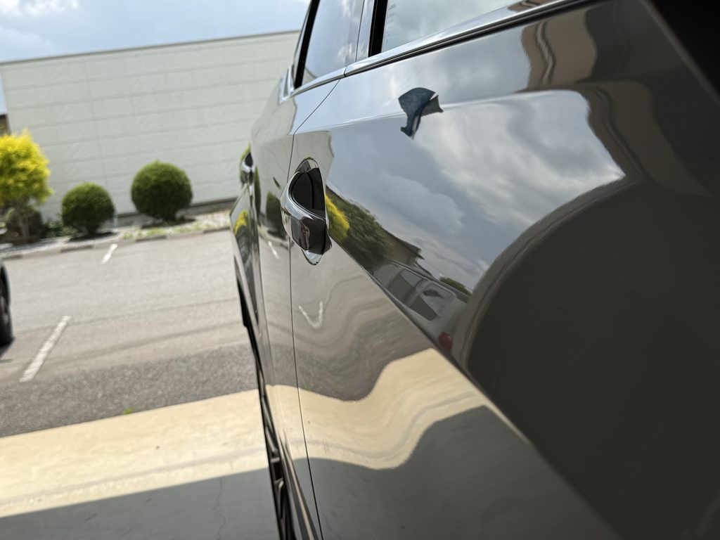 レクサスRX運転席ドアのプレスライン上に出来たドアパンチのヘコミをデントリペアで修理
