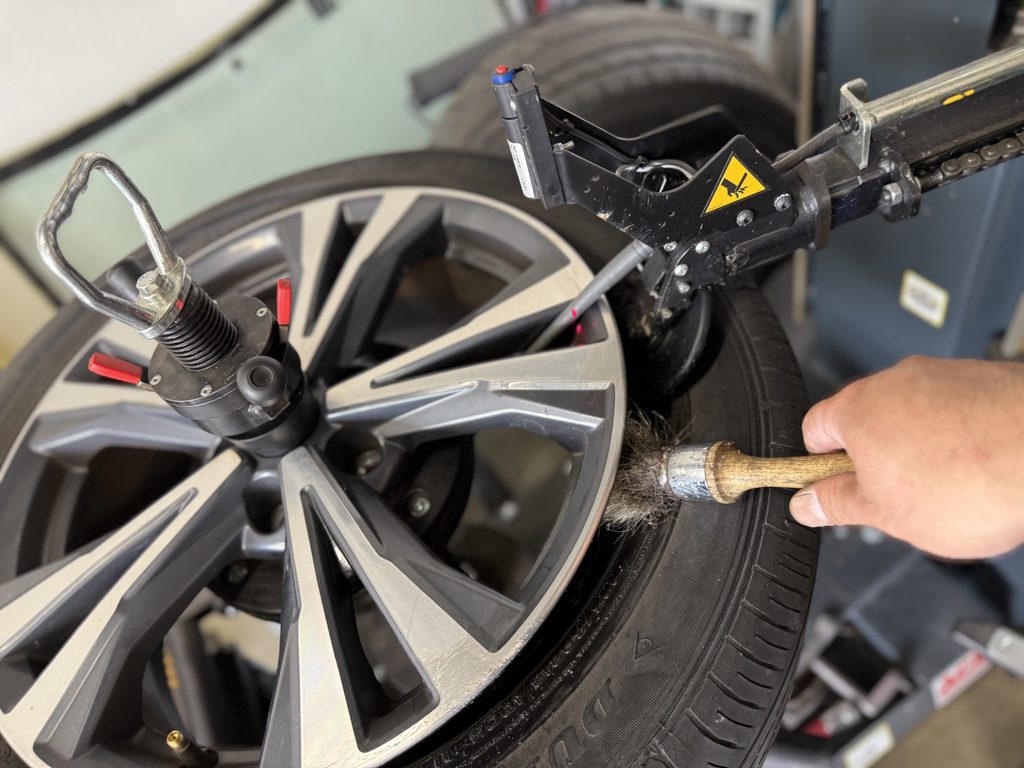 印西市フラミンゴデントリペアの持込タイヤ交換作業のご紹介。日産エクストレイル