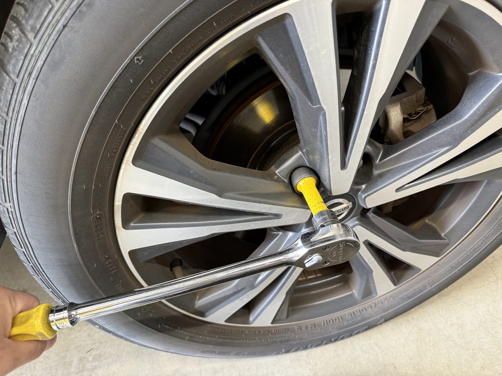 印西市フラミンゴデントリペアの持込タイヤ交換作業のご紹介。日産エクストレイル