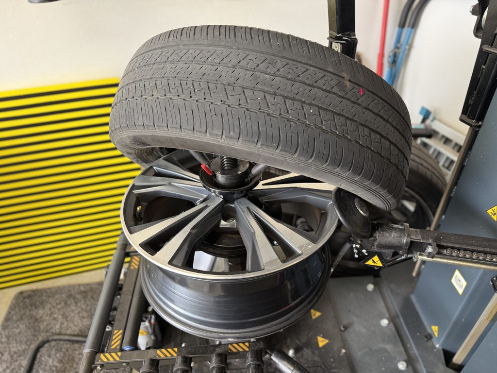 印西市フラミンゴデントリペアの持込タイヤ交換作業のご紹介。日産エクストレイル
