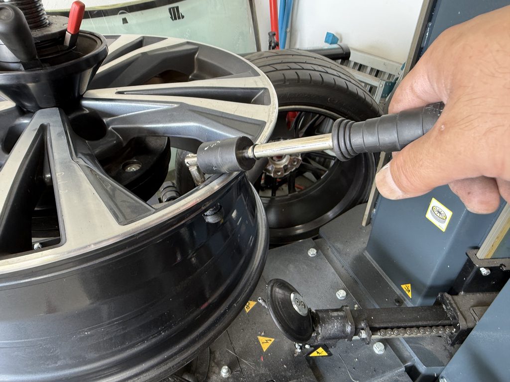 印西市フラミンゴデントリペアの持込タイヤ交換作業のご紹介。日産エクストレイル