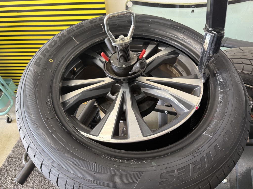 印西市フラミンゴデントリペアの持込タイヤ交換作業のご紹介。日産エクストレイル
